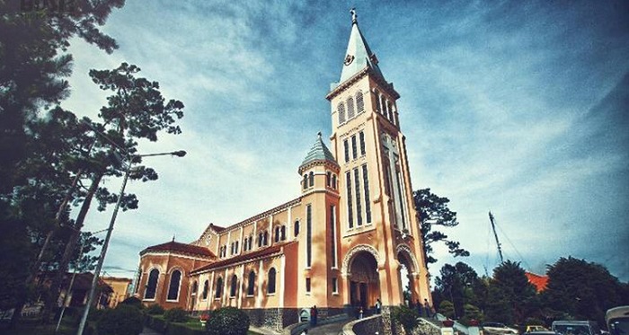 10 famous churches Vietnam, Phat Diem Cathedral, Notre-Dame Cathedral saigon, Saint-Nicolas Dalat Cathedral